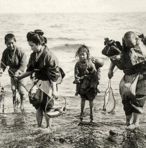 Mães e crianças pescando, c.1900 (albumen photo)